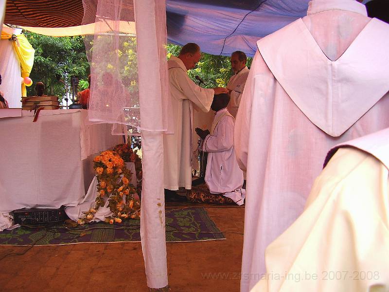 0177 Kerk Mahagi priesterwijding.JPG